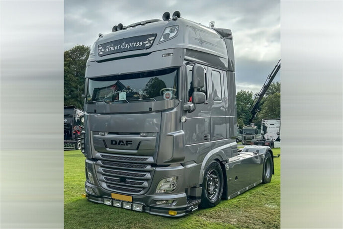 【予約】2026年発売予定 ARMOR EXPRESS DAF XF SUPER SPACE CAB MY2017 4x2 トラクタ / WSI 1/50 建設機械模型 工事車両