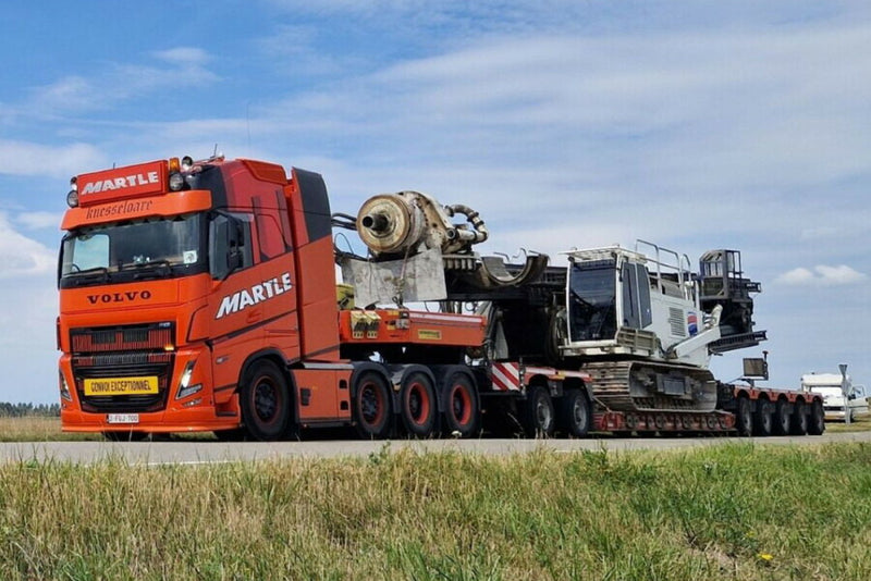 ギャラリービューアに画像をロードする, 【予約】2026年発売予定 Volvoボルボ FH5 GLOBETROTTER 8X4 LOW LOADER WITH DOLLY 2-5 AXLE WITHOUT LOAD Martle / WSI 1/50 建設機械 模型
