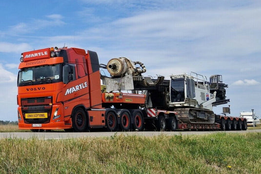 【予約】2026年発売予定 Volvoボルボ FH5 GLOBETROTTER 8X4 LOW LOADER WITH DOLLY 2-5 AXLE WITHOUT LOAD Martle / WSI 1/50 建設機械 模型