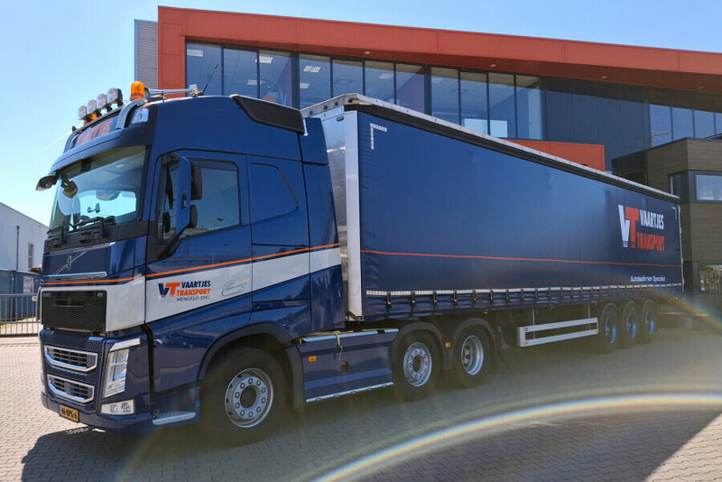 ギャラリービューアに画像をロードする, 【予約】2026年発売予定 Volvoボルボ FH4 GLOBETROTTER 6X2 TWIN STEER カーテンサイダートレーラー 3 AXLE Vaartjes Transport / WSI 1/50 建設機械 模型
