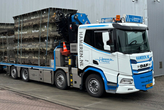 【予約】2026年発売予定 VAN HAMEREN DAF XD SL リジッドフラットベッドトラック 8x2 タグアクスル PALFINGER PK 480 TEC付き トラック / WSI 1/50 建設機械模型 工事車両