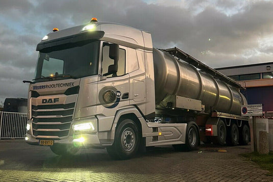 【予約】2026年発売予定 WEIJERS RIOOLTECHNIEK DAF XF SH スカイライト付き 4x2 3軸 真空タンクトレーラー トラック / WSI 1/50 建設機械模型 工事車両
