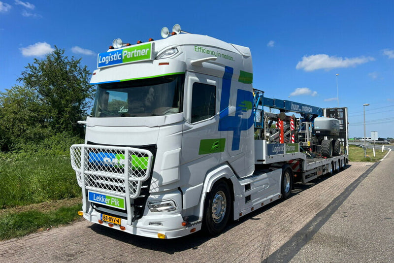 ギャラリービューアに画像をロードする, 【予約】2026年発売予定 DAF XG+ 4X2 SEMI LOW LOADER WITH RAMPS 3 AXLE Logistic Partner / WSI 1/50 建設機械 模型
