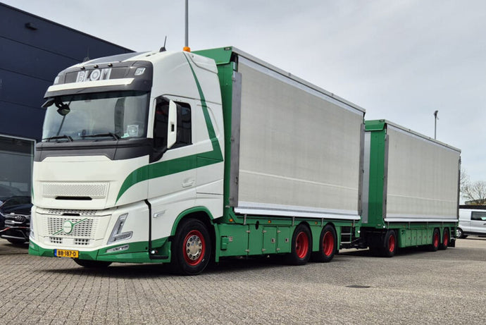 【予約】2026年発売予定 TRANSPORTBEDRIJF BLOM & ZN ZWAMMERDAM VOLVO FH AERO GLOBETROTTER XL 6x2 タグアクスル 6軸 リジッドボックストラックドローバートレーラー トラック / WSI 1/50 建設機械模型 工事車両