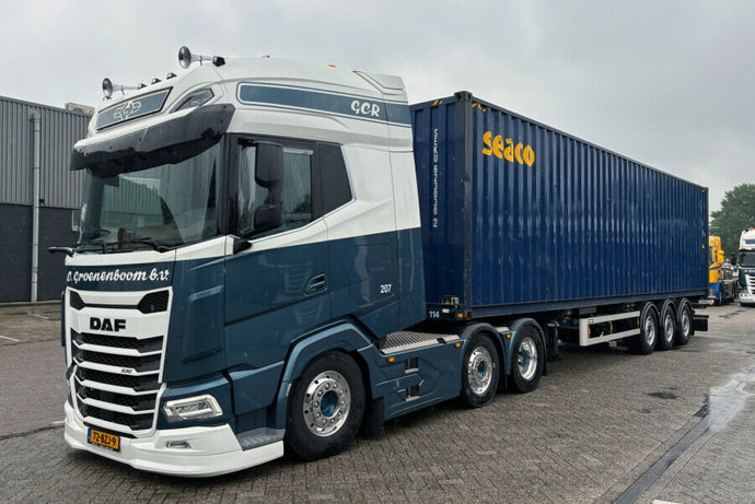【予約】2026年発売予定 C. GROENENBOOM DAF XG+ 6x2 ツインステア 3軸 フレックスコンテナトレーラー + 40ftコンテナ トラック / WSI 1/50 建設機械模型 工事車両