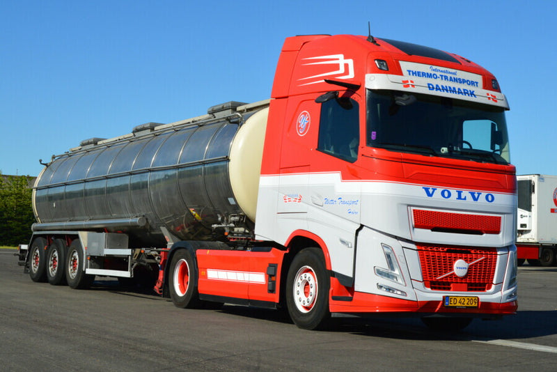 ギャラリービューアに画像をロードする, 【予約】2026年発売予定 Volvoボルボ FH AERO GLOBETROTTER XL 4X2 TANK TRAILER - 3 AXLE Wetter / WSI 1/50 建設機械 模型
