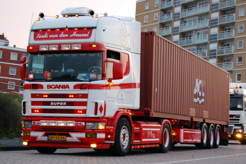 ギャラリービューアに画像をロードする, 【予約】2026年発売予定 Scania 4 SERIES TOPLINE 4X2 フレックスコンテナトレーラー 3 AXLE 40FT コンテナ Ferdi van den Heuvel / WSI 1/50 建設機械 模型
