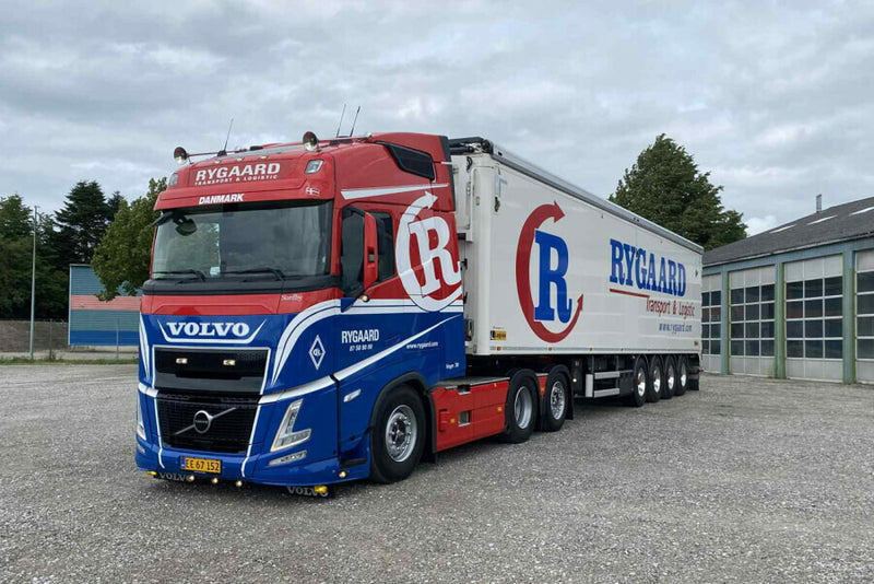 ギャラリービューアに画像をロードする, 【予約】2026年発売予定 Volvoボルボ FH AERO GLOBETROTTER 6X2 TAG AXLE MOVING FLOOR TRAILER - 4 AXLE Rygaard / WSI 1/50 建設機械 模型
