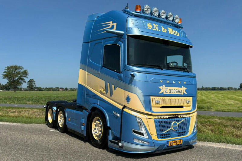 ギャラリービューアに画像をロードする, 【予約】2026年発売予定 Volvoボルボ FH AERO GLOBETROTTER XL 6X2 TWIN STEER S.N. de Witte / WSI 1/50 建設機械 模型
