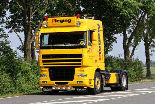【予約】2026年発売予定 DAF XF95 SPACE CAB 4X2 セミローローダー 3 AXLE + 20FT コンテナ Pleging / WSI 1/50 建設機械 模型