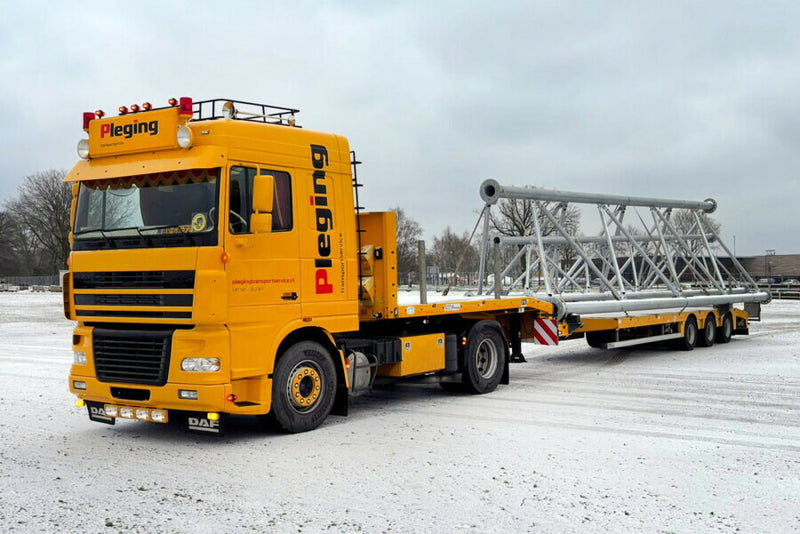 ギャラリービューアに画像をロードする, 【予約】2026年発売予定 DAF XF95 SPACE CAB 4X2 セミローローダー 3 AXLE + 20FT コンテナ Pleging / WSI 1/50 建設機械 模型
