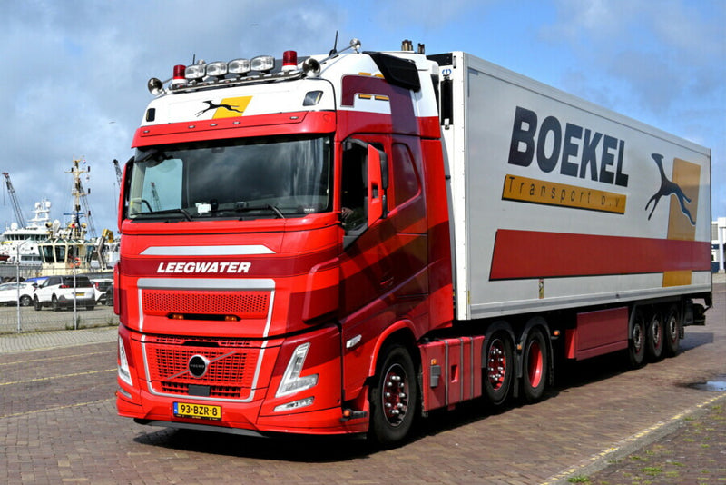 ギャラリービューアに画像をロードする, 【予約】2026年発売予定 Volvoボルボ FH AERO GLOBETROTTER XL 6X2 TWIN STEER リーファートレーラー 3 AXLE Boekel Leegwater / WSI 1/50 建設機械 模型
