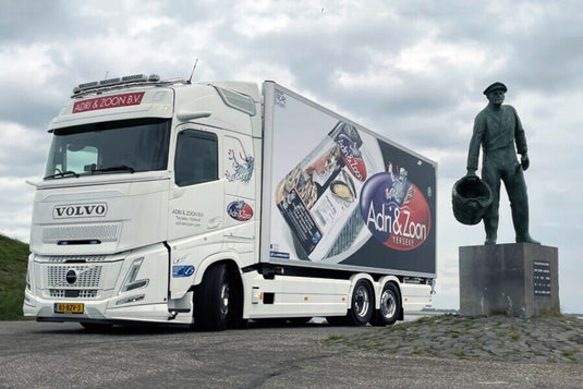 【予約】2026年発売予定 Volvoボルボ FH AERO GLOBETROTTER リーファートラック 6X2 Adri & Zoon / WSI 1/50 建設機械 模型