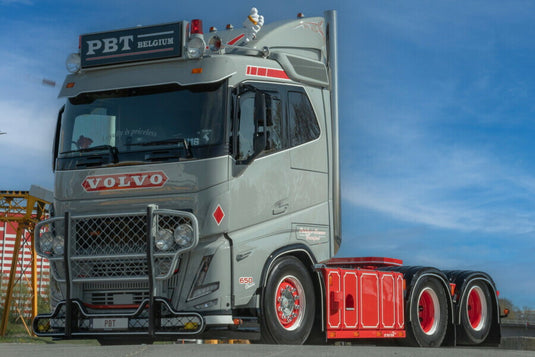 【予約】2026年発売予定 Volvoボルボ FH5 SLEEPER CAB 6X2 TAG AXLE PBT Belgium / WSI 1/50 建設機械 模型