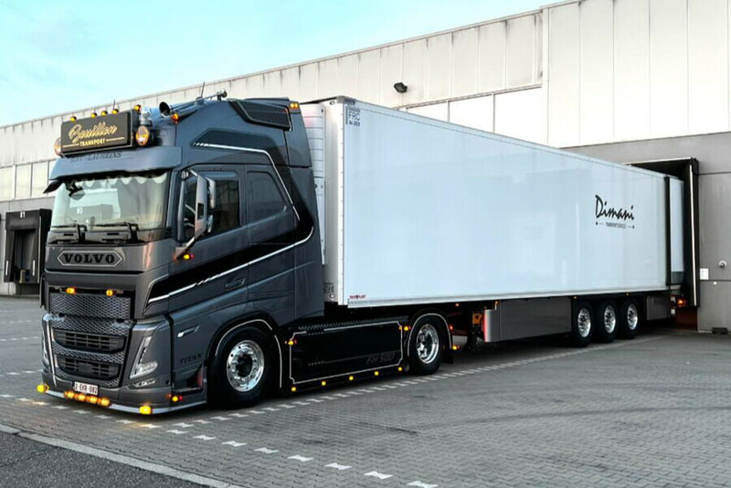 ギャラリービューアに画像をロードする, 【予約】2026年発売予定 Volvoボルボ FH5 GLOBETROTTER XL 4X2 リーファートレーラー 3 AXLE Bouillon / WSI 1/50 建設機械 模型
