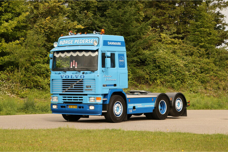 ギャラリービューアに画像をロードする, 【予約】2026年発売予定 Volvoボルボ F12 GLOBETROTTER 6X2 TAG AXLE Sonnie Pedersen / WSI 1/50 建設機械 模型
