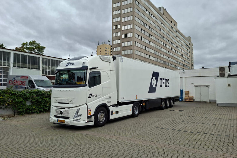 ギャラリービューアに画像をロードする, 【予約】2026年発売予定 Volvoボルボ FH AERO GLOBETROTTER XL 4X2 リーファートレーラー 3 AXLE DFDS / WSI 1/50 建設機械 模型
