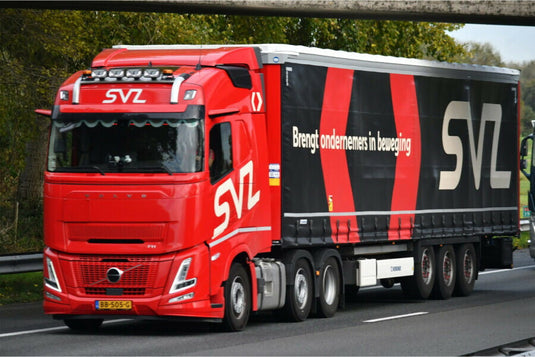 【予約】2026年発売予定 Volvoボルボ FH AERO GLOBETROTTER 6X2 TWIN STEER CURTAINSIDE TRAILER 3 AXLE SVZ / WSI 1/50 建設機械 模型