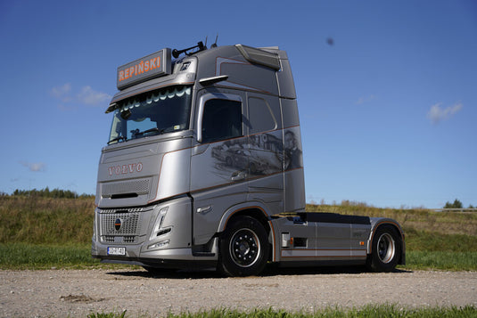 【予約】2026年発売予定 Repinski VOLVO FH AERO GLOBETROTTER XL 4X2 / WSI 1/50 ミニカー トラック模型