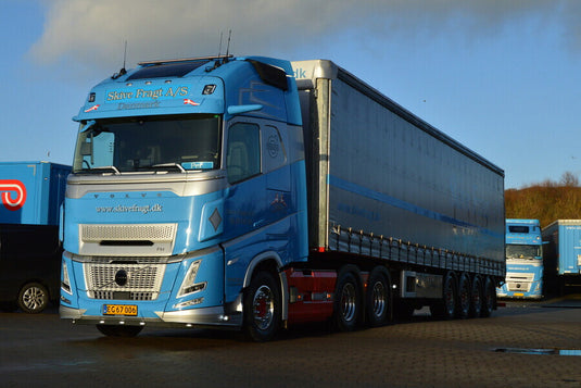 【予約】2026年発売予定 Skive Fragt A/S VOLVO FH AERO GLOBETROTTER XL 6X2 TAG AXLE CURT / WSI 1/50 ミニカー トラック模型