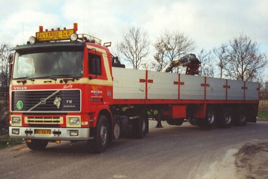 【予約】2026年発売予定 Fa. J.v.'t Kruis & Zn. VOLVO F12 4X2 BRICK TRAILER 3 AXLE / WSI 1/50 ミニカー トラック模型