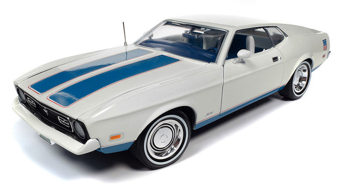 1972 Ford Mustang Fastback - Class of 1972 in White /AMEAMERICAN MUSCLE 1/18 ミニカー