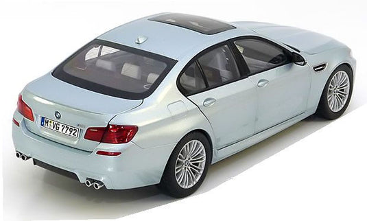 BMW M5 1/18 ダイキャスト￼モデルカー Amazon.co.jp: BMW M5 1:18スケール スペシャルエディション