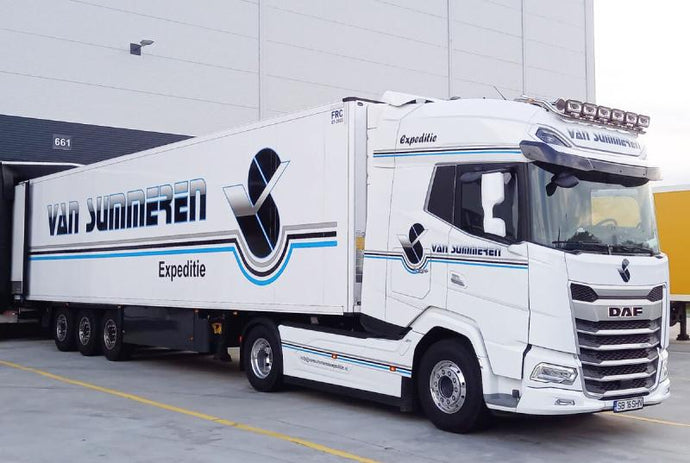 【予約】2024年発売予定VAN SUMMEREN; DAF XG+ 4X2 REEFER TRAILER - 3 AXLE トラック /DRAKE  1/50 建設機械模型 工事車両
