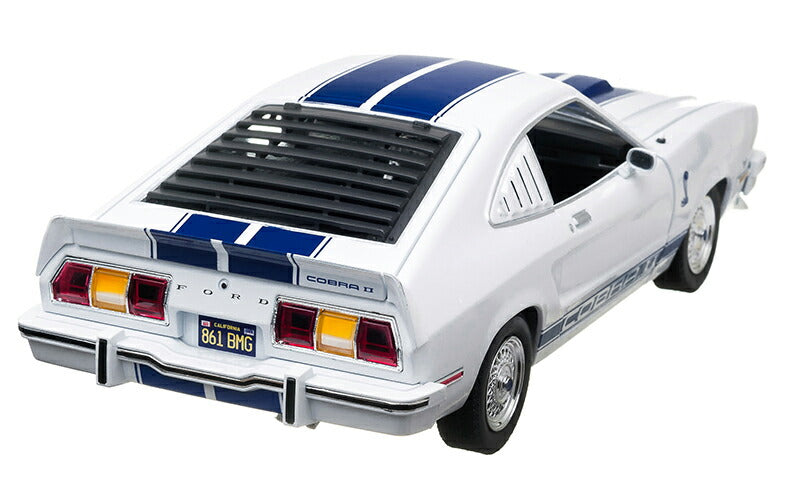 ギャラリービューアに画像をロードする, 【予約】12月以降発売予定 Jill Munroe&#39;s 1976 Ford Mustang Cobra II in White with Blue Racing Stripes 映画チャーリーズ・エンジェル  /Greenlight 1/18  ミニカー
