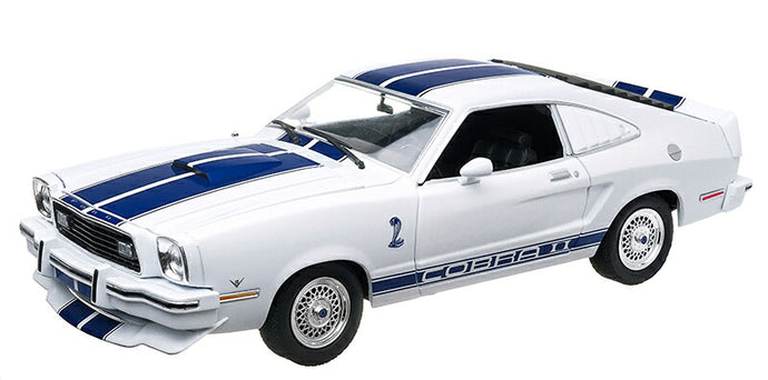 【予約】12月以降発売予定 Jill Munroe's 1976 Ford Mustang Cobra II in White with Blue Racing Stripes 映画チャーリーズ・エンジェル  /Greenlight 1/18  ミニカー