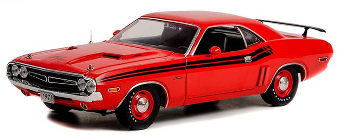 1970 Dodge Challenger R/T in Bright Red with Black Stripes and Dog Dish Wheels /Greenlight 1/18 ミニカー