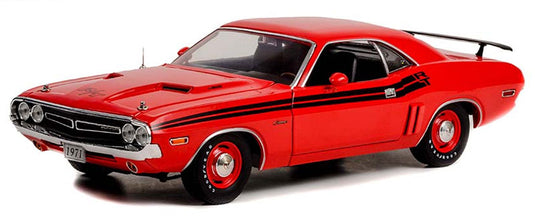 1970 Dodge Challenger R/T in Bright Red with Black Stripes and Dog Dish Wheels /Greenlight 1/18 ミニカー