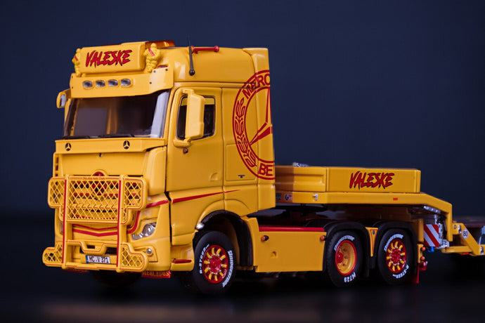 【予紁E€�E2月以降発売予定VALESKE MERCEDES-BENZ ACTROS GIGASPACE 6X2 WITH NOOTEBOOM SEMI LOW LOADER WITH WHEEL WELLS.トラチE‚¯ トラクタ/IMC  1/50 ミニチュア 建設機械模垁E工事車両