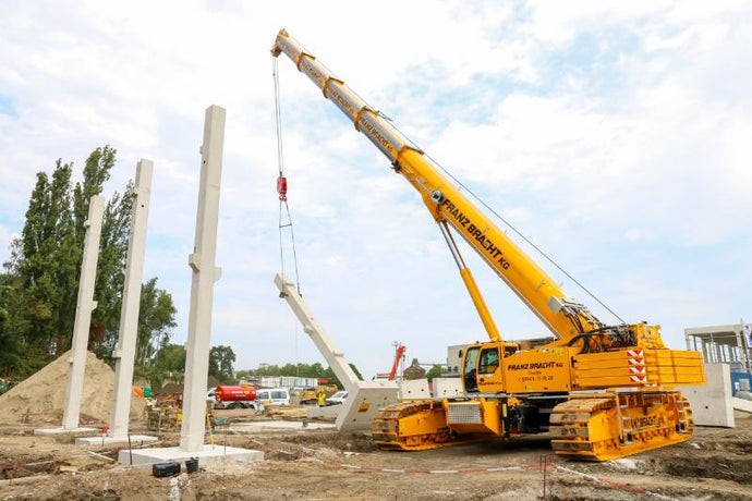 【予約】2023年発売予定COLLETT　MERCEDES-BENZ AROCS SLT BIGSPACE 8X4 WITH NOOTEBOOM SUPER WING CARRIERトレーラー トラック /建設機械模型 工事車両 IMC 1/50 ミニチュア