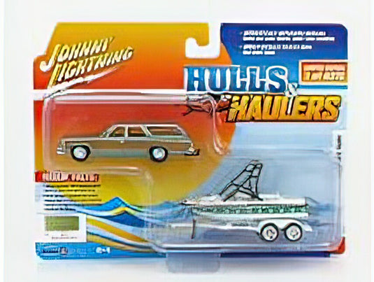 CHEVROLETシボレー CAPRICE WITH TRAILER AND BOAT 1973 - GREEN WOOD /JOHNNY LIGHTNING 1/64 ミニカー