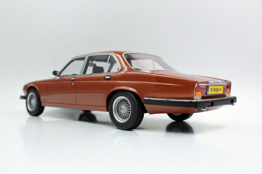 【予約】8月以降発売予定JAGUARジャガー XJ6 1982 bronze /LS Collectibles 1/18 ミニカー