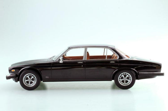 【予約】1月以降発売予定Jaguar XJ6 1982 ブラック /LS COLLECTIBLES 1/18  レジンミニカー