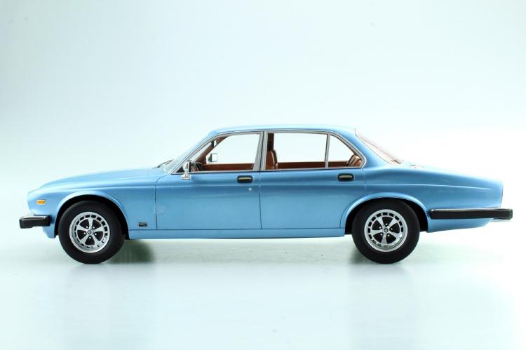 ギャラリービューアに画像をロードする, 【予約】12月以降発売予定Jaguar XJ6 1982 ブルー /LS COLLECTIBLES 1/18  レジンミニカー
