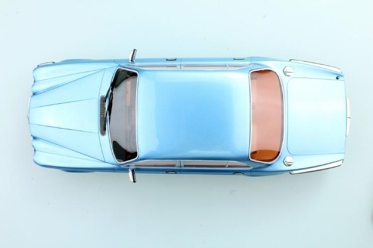 ギャラリービューアに画像をロードする, 【予約】12月以降発売予定Jaguar XJ6 1982 ブルー /LS COLLECTIBLES 1/18  レジンミニカー
