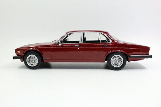 【予約】12月以降発売予定Jaguarジャガー XJ6 1982 Bordeaux  /Ls Collectibles  1/18 ミニカー