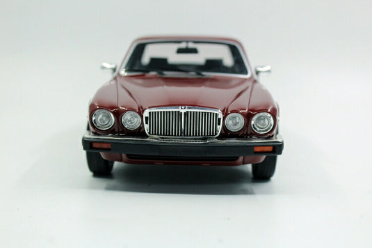 【予約】12月以降発売予定Jaguarジャガー XJ6 1982 Bordeaux  /Ls Collectibles  1/18 ミニカー