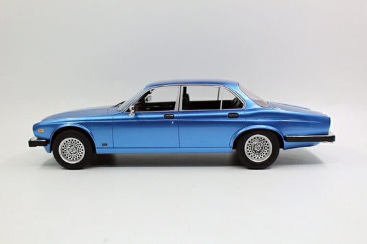 【予約】12月以降発売予定Jaguarジャガー XJ6 1982 Light metallic blue  /Ls Collectibles  1/18 ミニカー