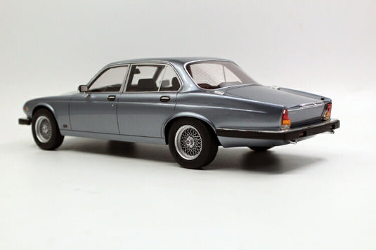【予約】12月以降発売予定Jaguarジャガー XJ6 1982 Dark metallic grey  /Ls Collectibles  1/18 ミニカー