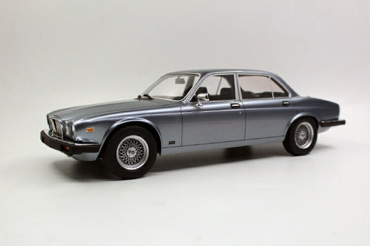 【予約】12月以降発売予定Jaguarジャガー XJ6 1982 Dark metallic grey  /Ls Collectibles  1/18 ミニカー