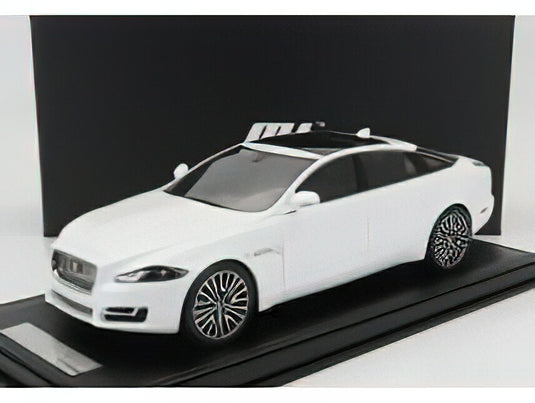 JAGUAR - XJL 2022 - PEARL WHITE /MOTORHELIX 1/18 ミニカー