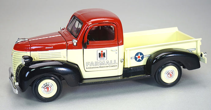 Farmall - 1941 Plymouth Pickup Truck /SPEC-CAST  1/24 ミニチュア トラック 建設機械模型 工事車両
