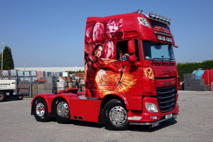 【予約】4-6月以降発売予定Proctor, Barry DAF XF Euro 6 6x2 Super Space Cab - The Hunger Gamesトラクタ  建設機械模型 工事車両 TEKNO 1/50 ミニチュア