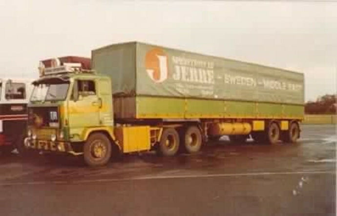 【予約】8-10月以降発売予定Ivans Akeri Volvo F89 with 2軸 Classic tilt semitrailerトラック/建設機械模型 工事車両 Tekno 1/50 ミニチュア