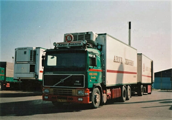 【予約】8-10月以降発売予定Jensen, Arne Volvo F12 rigid truck with 2軸 trailerトラック/建設機械模型 工事車両 Tekno 1/50 ミニチュア