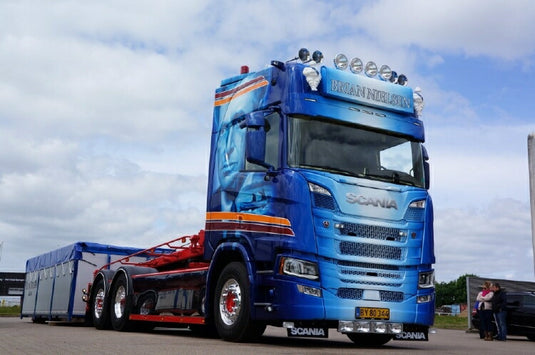 【予約】2021年1月-3月以降発売予定Nielsen, Brian - Godfather Scania S-serie Highline motorwagen met aanhanger met resin bakken